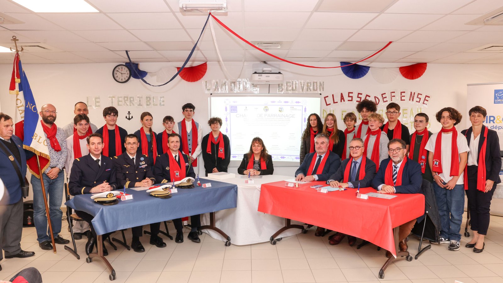 Signature officielle de la charte de parrainage de la première classe de défense Marine (2).jpg